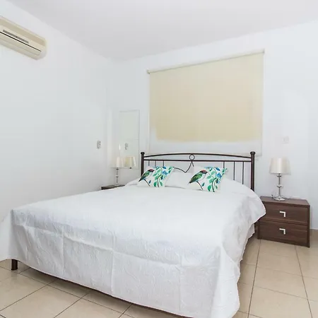 Avlida 1 Bedroom פאראלימני